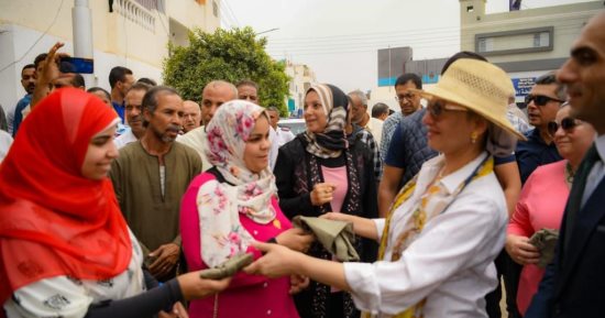 وزيرة البيئة توزع حقائب من القماش على أهالى قرية أبو دومة احتفالا بيوم البيئة