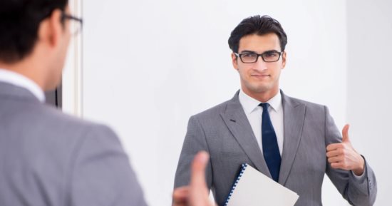 قدام مرايتها.. 3 أبراج تحب الحوار مع نفسها بدلاً من مشاركة الآخرين