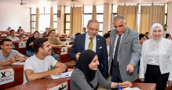 رئيس جامعة طنطا يتفقد سير الامتحانات بكلية الآداب