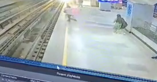 هندى يحتضن زوجته ويلقيان بنفسيهما أمام قطار فى البنغال.. فيديو