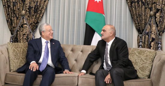 رئيس مجلس النواب يلتقى رئيس الوزراء الأردنى.. صور