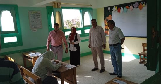 طلاب القسم العلمي بالثانوية الأزهرية بالإسكندرية يؤدون امتحان الجبر والهندسة الفراغية