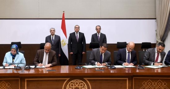 رئيس الوزراء يشهد توقيع عقود تحويل أماكن شركات الاتصالات الأربعة للعمل بالطاقة النظيفة.. مدبولى: ندعم كافة الخطوات الجادة للتوسع في استخدام الطاقة النظيفة بمختلف القطاعات لمواصلة دور مصر الريادي بعد مؤتمر COP27
