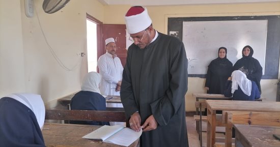 طلاب الثانوية الأزهرية بكفر الشيخ يؤدون امتحان الجبر والهندسة الفراغية 