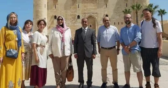 فنانون روس يزورون قلعة قايتباى ويشيدون بالحضارة المصرية