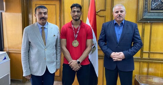 رئيس جامعة القناة يٌكرم صاحب "ذهبية" إفريقيا فى المصارعة الحرة بتونس