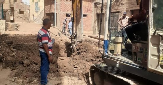 حياة كريمة بالأقصر.. رجال إسنا يتحدون الطقس لاستكمال مشروعات المبادرة.. صور