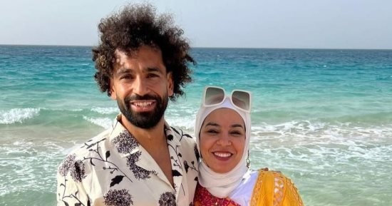 شقيقة محمد صلاح تنشر صوراً برفقته وتعلق: نعم هو بجانبى 