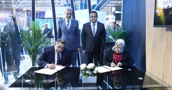 وزير الصحة يشهد توقيع بروتوكول بين "أكديما" والقابضة القطرية لتصدير الدواء المصرى