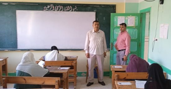 طلاب القسم الأدبى بالثانوية الأزهرية بالإسكندرية يؤدون امتحان البلاغة 