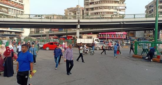 إزالة إشغالات وتعديات الباعة الجائلين خلال حملة بميدان الجيزة .. صور