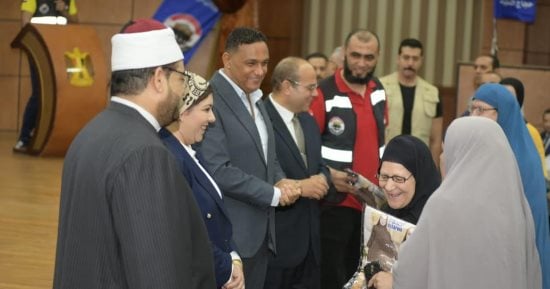محافظ الدقهلية يسلم 225 حاجا تذاكر وتأشيرات الحج