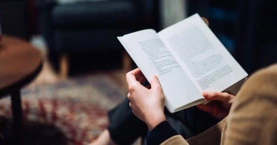استطلاع بريطانى: الكتب أفضل من وسائل التواصل الاجتماعى عندما تمر بيوم سيئ