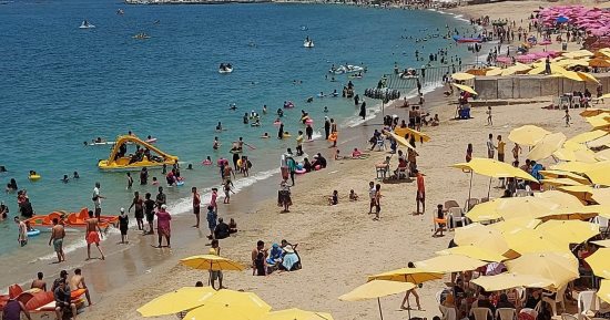 الصيف تحت الأمطار.. إقبال كبير على الشواطئ بالإسكندرية.. "السياحة والمصايف": رفع الرايات الخضراء ونسبة الإشغال ترتفع لـ50 % لأول مرة منذ بدء الربيع.. والشواطئ الشرقية الأكثر إقبالا بسبب حواجز الأمواج.. صور