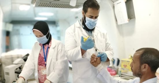 صحة المنيا تقدم خدمات طبية وعلاجية لـ1593 حالة فى قرية دير السنقورية بمركز بنى مزار