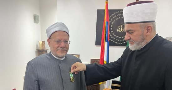 مفتي بلجراد يقلِّد مفتى الجمهورية وسامَ وحدة العالم الإسلامي