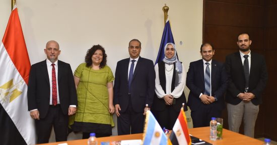رئيس هيئة الدواء المصرية يلتقى وزيرة صحة الأرجنتين بالمؤتمر الأفريقى الطبى