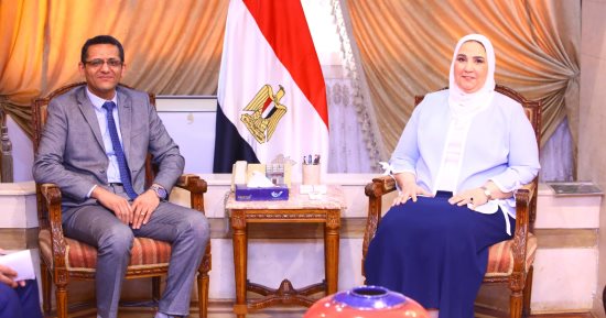 وزيرة التضامن تناقش الحماية التأمينية للصحفيين فى لقاء مع البلشى