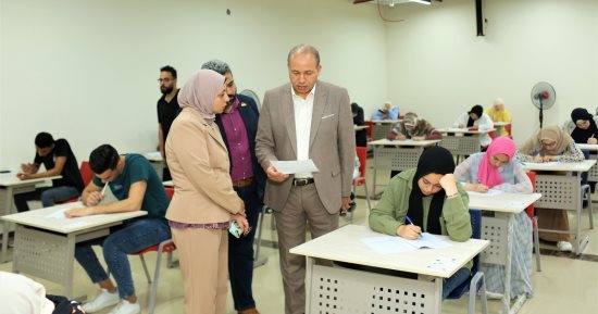 رئيس جامعة المنصورة الأهلية يتفقد أعمال امتحانات الفصل الدراسي الثانى