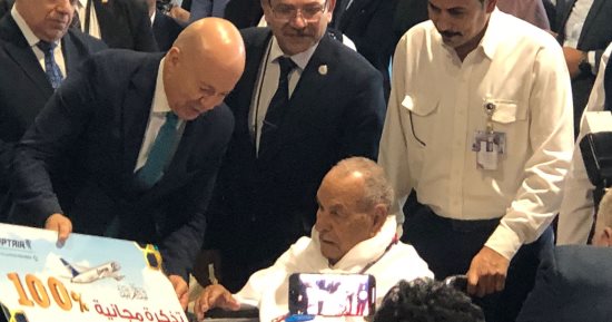 وزير الطيران يسلم أكبر الحجاج سنا تذاكر مجانية.. عمره 94 عاما