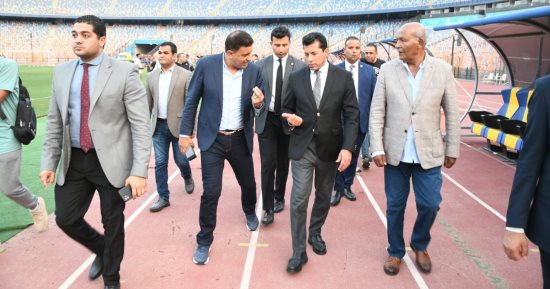 وزير الرياضة يؤازر لاعبي المنتخب الوطني والجهاز الفني قببل المباراة الهامة بتصفيات أمم أفريقيا