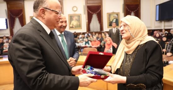 محافظ القاهرة يسلم تأشيرات الحج لأول أفواج حجاج الجمعيات الأهلية