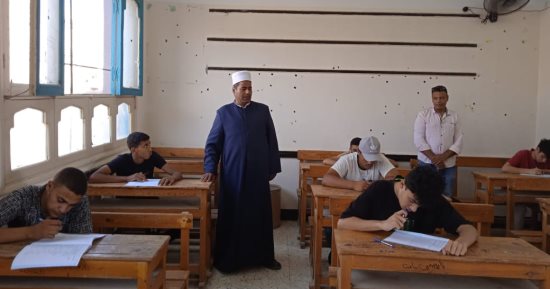 فرحة عارمة لطلاب العلمى بالإسماعيلية الأزهرية لسهولة أسئلة امتحان اللغة الإنجليزية