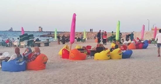 شاطئ بورسعيد مستعد لاستقبال المصطافين.. أكثر من 110 كافتيريات تقدم عروضا صيفية.. الأحياء تكثف جهودها لرفع كفاءة الشاطئ فى النظافة.. والرياضات تنتشر على الساحل ما بين راكيت وألعاب مائية.. صور 
