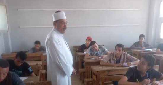 رئيس سوهاج الأزهرية يتفقد لجان امتحانات الثانوية بمجمع معهد الروافع الابتدائى