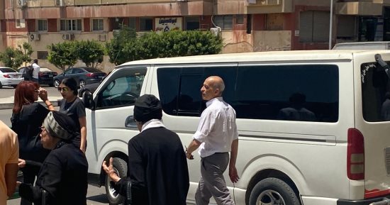 أسرة الإعلامية فايزة واصف تؤدى صلاة الجنازة على جثمانها بمسجد الصديق