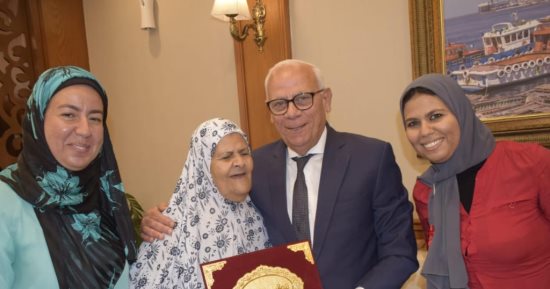 محافظ بورسعيد يكرم الأم المثالية الأولى على الجمهورية