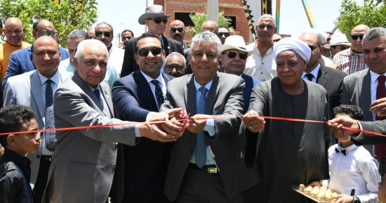 نائب محافظ قنا ورئيس جنوب الوادى يشهدان وضع حجر أساس مجمع سكنى للعاملين بالجامعة