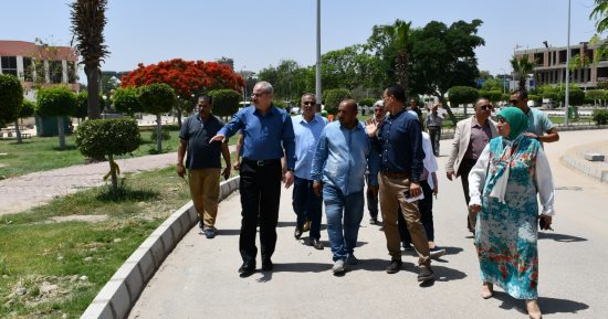رئيس جامعة قناة السويس يتفقد الإنشاءات الجديدة داخل الحرم الجامعي.. صور