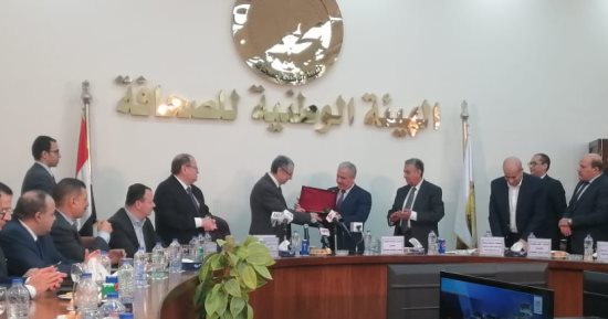 "الوطنية للصحافة" تهدى وزير الكهرباء درع الهيئة