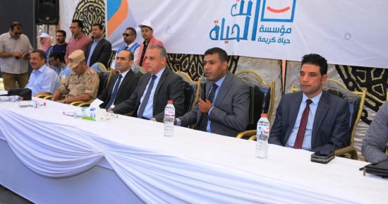 محافظ سوهاج يتفقد القافلة التنموية الشاملة لمؤسسة حياة كريمة 