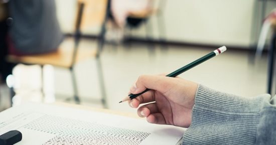 4 ألوان جاذبة للطاقة الإيجابية.. ممكن تلبسها وأنت رايح الامتحان