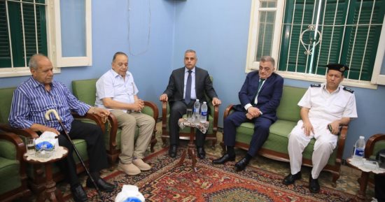 محافظ سوهاج يؤدى واجب العزاء لأسرة الشهيد الرائد مصطفى عبد الرازق بمدينة طما