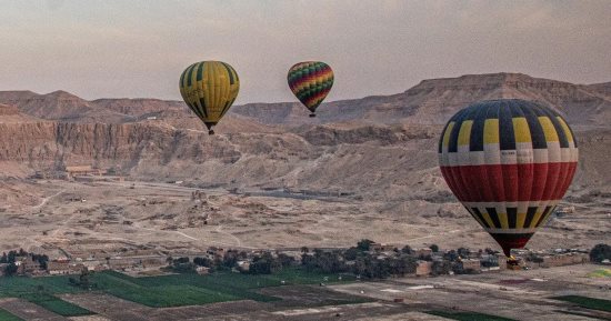عودة تحليق البالون الطائر بخروج 35 رحلة على متنها أكثر من 700 سائح بالأقصر.. صور