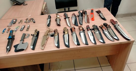 ضبط 3 ركاب بمطار القاهرة بحوزتهم مخدرات وراكبين حاولا تهريب أسلحة بيضاء.. صور 