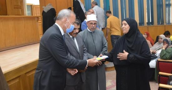 محافظ القليوبية يسلم جوازات السفر وتذاكر الطيران لحجاج الجمعيات الأهلية.. صور