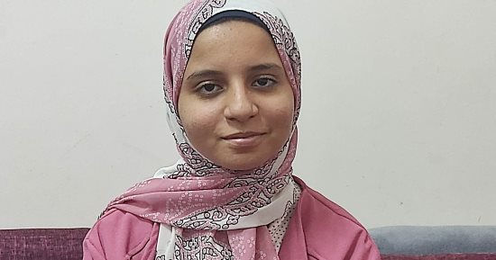 يمنى جمال الرابع على الإعدادية الأزهرية بالشرقية بمجموع 99.4%.. نشأت فى أسرة أزهرية.. حفظت القرآن الكريم فى الحادية عشرة من عمرها وشاركت فى مسابقة شيخ الأزهر.. وتتمنى الالتحاق بكلية الطب.. صور