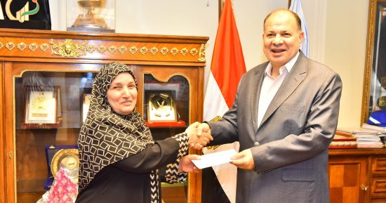 محافظ أسيوط يسلم هدية الرئيس شيكًا بمبلغ 50 ألف جنيه للأم المثالية