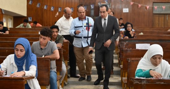 رئيس جامعة الفيوم يتفقد امتحانات الفصل الدراسي الثاني