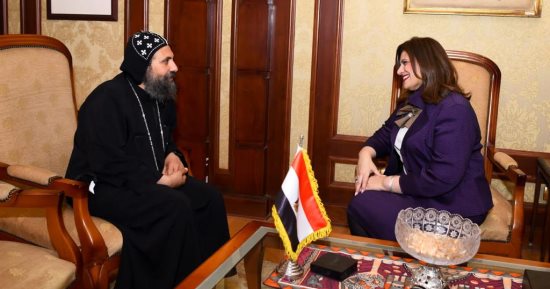 وزيرة الهجرة تستقبل كاهن كنيسة السيدة العذراء والقديسة دميانة بأيرلندا