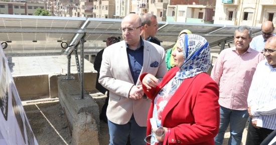 محافظ بني سويف يتققد محطة الطاقة الشمسية أعلى مبنى الإدارة الهندسية 