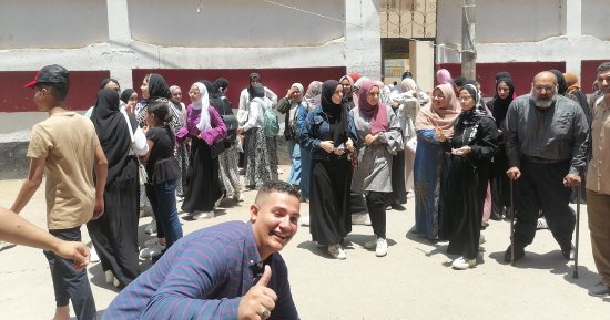 فرحة طلاب الثانوية العامة بالمحافظات.. سعادة بين طلاب جنوب سيناء بعد أول أيام امتحانات الثانوية العامة.. وطلاب أسوان: الامتحان سهل وتجربة لإزالة الرهبة عن باقى مواد المجموع.. وغياب 153 طالبا فى كفر الشيخ.. صور