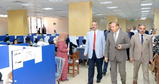 رئيس جامعة المنصورة يتفقد امتحانات الفصل الدراسى الثانى بكليتى الآداب والحقوق