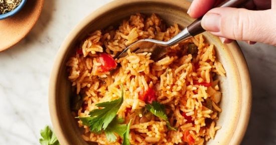طريقة عمل الأرز المكسيكي اللذيذ.. عشان أطفالك ما يحسوش بالملل