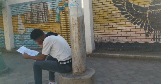 شاهد طلاب الثانوية العامة قبل دخول لجان الامتحانات بالمنيا 