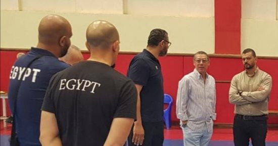 رئيس اتحاد كرة الطائرة يزور منتخبات الشباب بالمركز الأولمبى بالمعادى.. صور